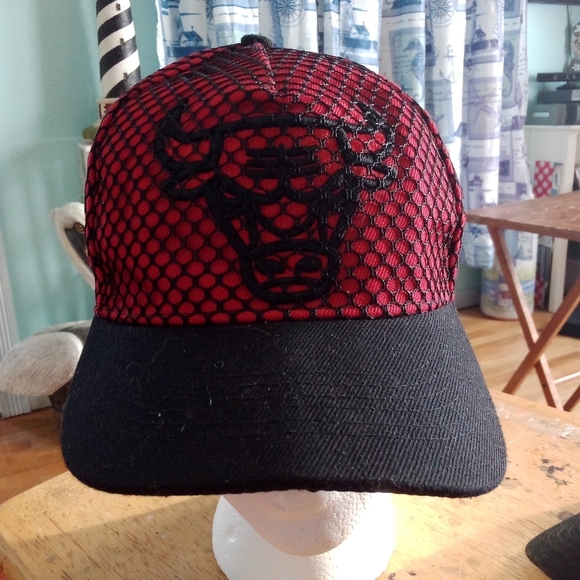 Chicago Bulls Adjustable Hat Red Black Mesh Netting NBA - Picture 6 of 6